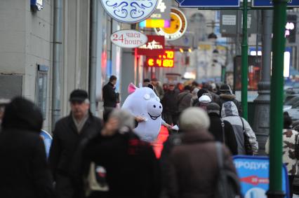 Москва. Ростовая кукла раздающая рекламу. 11 ноября 2011 года.