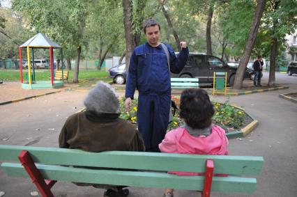 Сантехник разговаривает с жильцами дома. Москва. 21 сентября 2011 года.