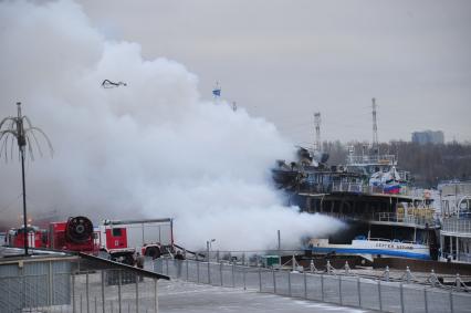 Москва. Северный речной вокзал. Тушение пожара на теплоходе СЕРГЕЙ АБРАМОВ.  14 ноября 2011 года.