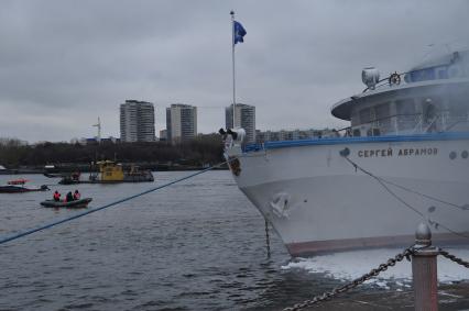 Москва. Тушение пожара на теплоходе СЕРГЕЙ АБРАМОВ.  14 ноября 2011 года.