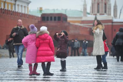 Девочка фотографирует подруг на Красной площади. 11 ноября 2011 года.