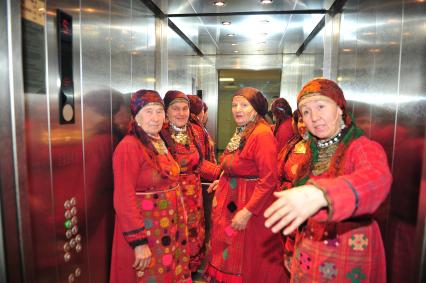 Фольклорный коллектив БУРАНОВСКИЕ БАБУШКИ во время концерта ЮБИЛЕЙНЫЙ ВЕРНИСАЖ ИЛЬИ РЕЗНИКА. 13 ноября 2011 года.