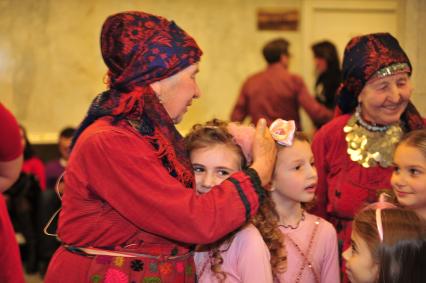 Фольклорный коллектив БУРАНОВСКИЕ БАБУШКИ во время концерта ЮБИЛЕЙНЫЙ ВЕРНИСАЖ ИЛЬИ РЕЗНИКА. 13 ноября 2011 года.