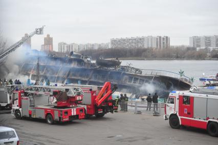 Москва. Северный речной вокзал. Тушение пожара на теплоходе СЕРГЕЙ АБРАМОВ. 14 ноября 2011 года.