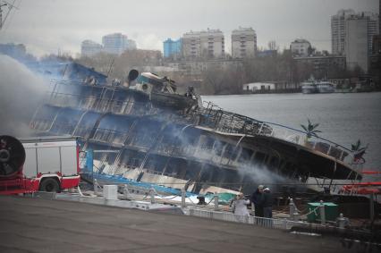 Москва. Северный речной вокзал. Тушение пожара на теплоходе СЕРГЕЙ АБРАМОВ. 14 ноября 2011 года.