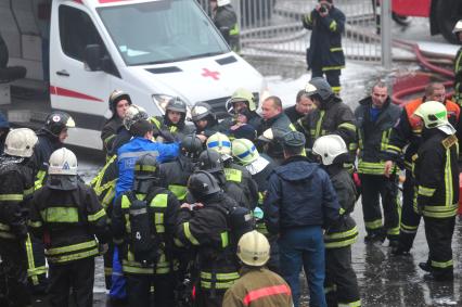 Москва. Северный речной вокзал. Оказание помощи пожарному во время тушения пожара на теплоходе СЕРГЕЙ АБРАМОВ. 14 ноября 2011 года.