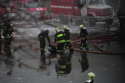 Москва. Северный речной вокзал. Оказание помощи пожарному во время тушения пожара на теплоходе СЕРГЕЙ АБРАМОВ. 14 ноября 2011 года.