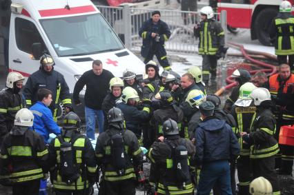 Москва. Северный речной вокзал. Оказание помощи пожарному во время тушения пожара на теплоходе СЕРГЕЙ АБРАМОВ. 14 ноября 2011 года.