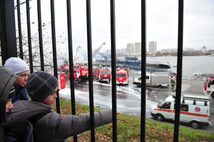 Москва. Северный речной вокзал. Дети смотрят на тушение пожара на теплоходе СЕРГЕЙ АБРАМОВ. 14 ноября 2011 года.