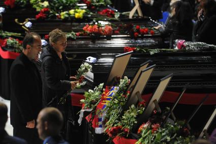Церемония прощания с погибшими в авиакатастрофе хоккеистами команды \"Локомотив\" (Ярославль). Церемония прошла в ледовом дворце спорта \"Арена 2000\". 10 сентября 2011 года.