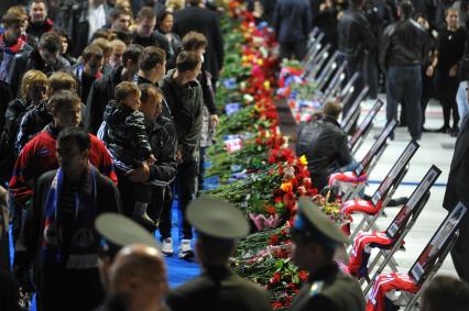 Церемония прощания с погибшими в авиакатастрофе хоккеистами команды \"Локомотив\" (Ярославль). Церемония прошла в ледовом дворце спорта \"Арена 2000\". 10 сентября 2011 года.
