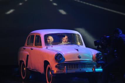 Съемки танцевального проекта СТИЛЯГИ - ШОУ. На снимке: певица Светлана Лобода и телеведущий Александр Пряников. 10 ноября 2011 года.