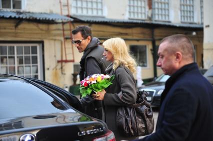 Актриса, эстрадная поп-певица Орбакайте Кристина беременная с мужем. 14 ноября 2011 года.
