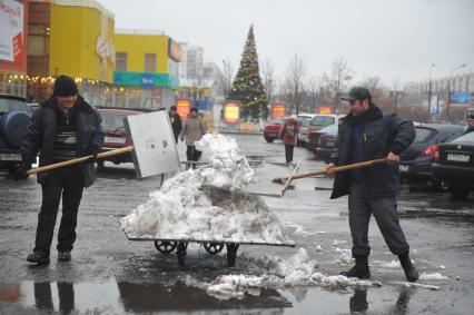 Гастарбайтеры убирают снег.  17 ноября 2011 года.