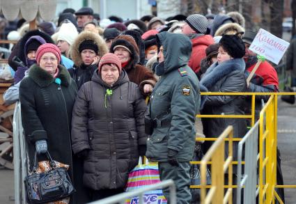 Очередь к Храму Христа Спасителя, куда доставлен ковчег с Поясом Пресвятой Богородицы из Ватопедского монастыря в Греции. 18 ноября 2011 года.