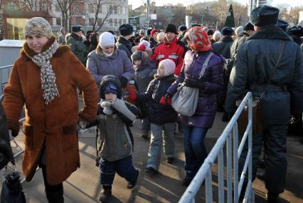 Очередь к Храму Христа Спасителя, куда доставлен ковчег с Поясом Пресвятой Богородицы из Ватопедского монастыря в Греции. 18 ноября 2011 года.