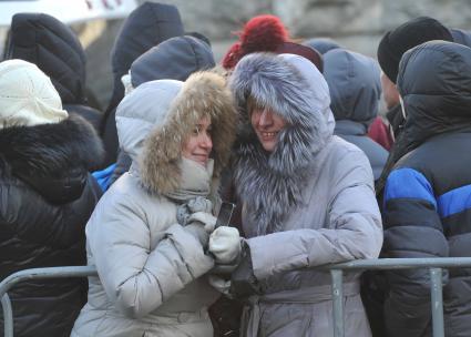 Очередь к Храму Христа Спасителя, куда доставлен ковчег с Поясом Пресвятой Богородицы из Ватопедского монастыря в Греции. 18 ноября 2011 года.