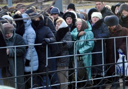 Очередь к Храму Христа Спасителя, куда доставлен ковчег с Поясом Пресвятой Богородицы из Ватопедского монастыря в Греции. 18 ноября 2011 года.