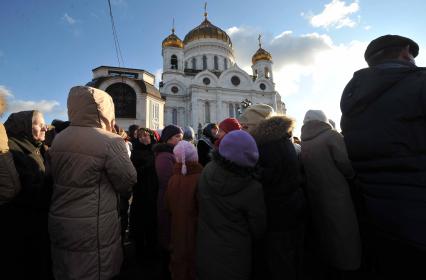 Очередь к Храму Христа Спасителя, куда доставлен ковчег с Поясом Пресвятой Богородицы из Ватопедского монастыря в Греции. 18 ноября 2011 года.