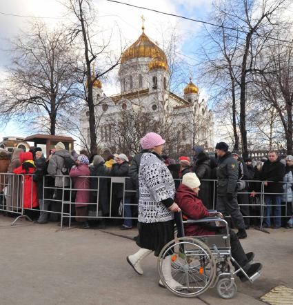 Очередь к Храму Христа Спасителя, куда доставлен ковчег с Поясом Пресвятой Богородицы из Ватопедского монастыря в Греции. 18 ноября 2011 года.