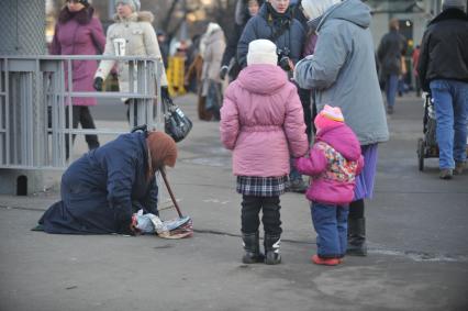 Женщина просит подаяния. Бедность, нищета.  20 ноября 2011 года.