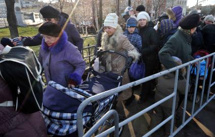 Очередь к Храму Христа Спасителя, куда доставлен ковчег с Поясом Пресвятой Богородицы из Ватопедского монастыря в Греции. 18 ноября 2011 года.