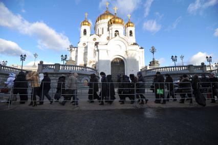 Очередь к Храму Христа Спасителя, куда доставлен ковчег с Поясом Пресвятой Богородицы из Ватопедского монастыря в Греции. 18 ноября 2011 года.