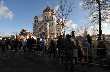 Очередь к Храму Христа Спасителя, куда доставлен ковчег с Поясом Пресвятой Богородицы из Ватопедского монастыря в Греции. 18 ноября 2011 года.