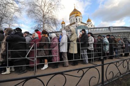 Очередь к Храму Христа Спасителя, куда доставлен ковчег с Поясом Пресвятой Богородицы из Ватопедского монастыря в Греции. 18 ноября 2011 года.