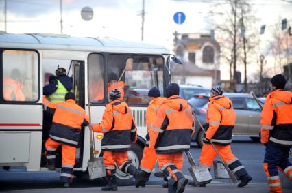 Гастарбайтеры садятся в автобус ПАЗ.  Мигранты. 20 ноября 2011 года.