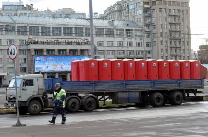 Грузовой автомобиль перевозит туалетные кабинки. 18 ноября 2011 года.