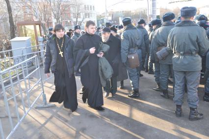 Очередь к Храму Христа Спасителя, куда доставлен ковчег с Поясом Пресвятой Богородицы из Ватопедского монастыря в Греции. На снимке: молодые священники  и полицейские. 18 ноября 2011 года.