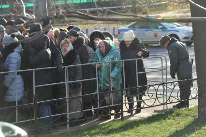 Очередь к Храму Христа Спасителя, куда доставлен ковчег с Поясом Пресвятой Богородицы из Ватопедского монастыря в Греции. 18 ноября 2011 года.