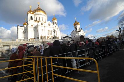 Очередь к Храму Христа Спасителя, куда доставлен ковчег с Поясом Пресвятой Богородицы из Ватопедского монастыря в Греции. 18 ноября 2011 года.