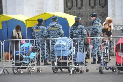 Сотрудники полиции и детские коляски. 18 ноября 2011 года.