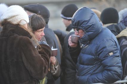 Холодный день. Люди согреваются горячим чаем. 18 ноября 2011 года.