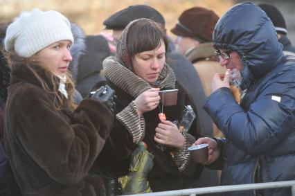 Холодный день. Люди согреваются горячим чаем. 18 ноября 2011 года.