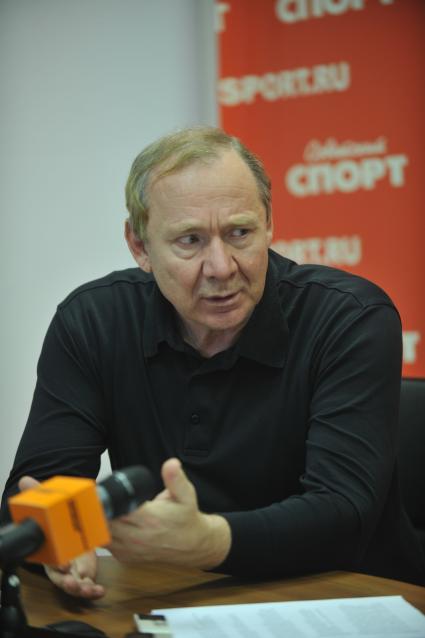 Романцев Олег - советский футболист (защитник), затем советский и российский тренер. В СС. 22 ноября 2011 года.