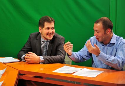 Главный экономист АФК СИСТЕМА Евгений Надоршина и радиоведущий  Евгений Беляков (справа) в ИД КП. 22 ноября 2011 года.