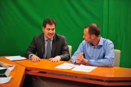 Главный экономист АФК СИСТЕМА Евгений Надоршина и радиоведущий  Евгений Беляков (справа) в ИД КП. 22 ноября 2011 года.
