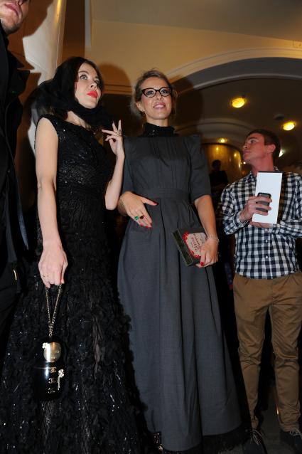 Церемония вручения премии ЖЕНЩИНА ГОДА ЖУРНАЛА GLAMOUR 2011. На снимке: телеведущая Ксения Собчак и модельер Ульяна Сергеенко. 17 ноября 2011 года.