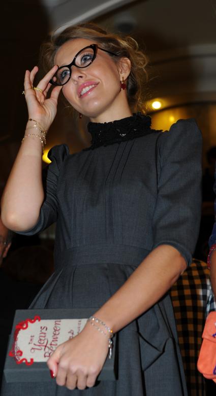 Церемония вручения премии ЖЕНЩИНА ГОДА ЖУРНАЛА GLAMOUR 2011. На снимке: телеведущая Ксения Собчак. 17 ноября 2011 года.