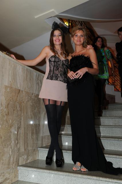 Церемония вручения премии ЖЕНЩИНА ГОДА ЖУРНАЛА GLAMOUR 2011. На снимке: певица Лоя и актриса Кристина Асмус (справа). 17 ноября 2011 года.