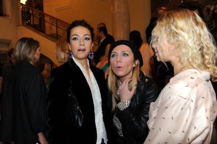 Церемония вручения премии ЖЕНЩИНА ГОДА ЖУРНАЛА GLAMOUR 2011. На снимке: телеведущая Рита Митрофанова и Наталья Кикнадзе (слева). 17 ноября 2011 года.