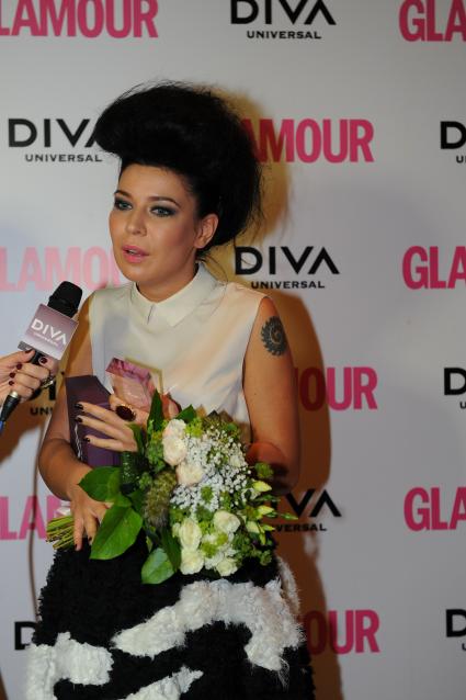 Церемония вручения премии ЖЕНЩИНА ГОДА ЖУРНАЛА GLAMOUR 2011. На снимке: певица Елка, получившая премию в номинации ПЕВИЦА ГОДА. 17 ноября 2011 года.