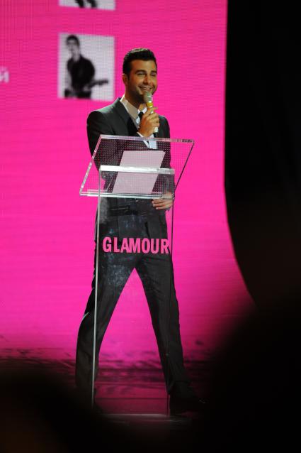 Ведущий церемонии вручения премии ЖЕНЩИНА ГОДА ЖУРНАЛА GLAMOUR Иван Ургант, получивший награду в номинации МУЖЧИНА ГОДА. 17 ноября 2011 года.