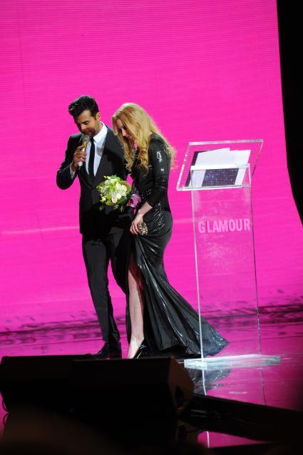 Церемония вручения премии ЖЕНЩИНА ГОДА ЖУРНАЛА GLAMOUR 2011. На снимке: ведущий церемонии Иван Ургант и актриса Светлана Ходченкова, получившая премию в номинации АКТРИСА ГОДА. 17 ноября 2011 года.