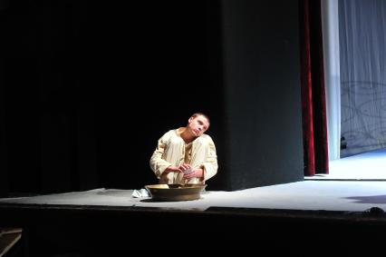 Спектакль ПАЛАТА N6.в театре на Малой Бронной. На снимке: актер Леонид Тележинский в роли Моисейки. 21 ноября 2011 года.
