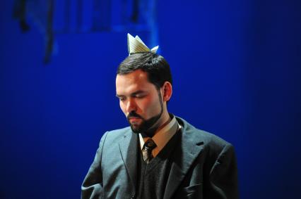Спектакль ПАЛАТА N6 в театре на Малой Бронной. На снимке: актер, режиссер спектакля Артемий Николаев в роли доктора Рагина. 21 ноября 2011 года.