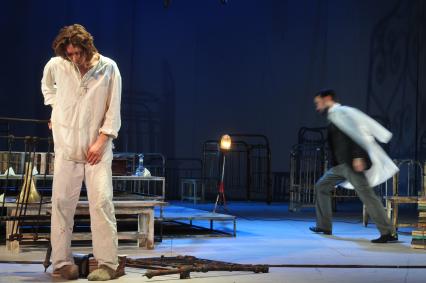 Спектакль ПАЛАТА N6 в театре на Малой Бронной. На снимке: актер, режиссер спектакля Артемий Николаев в роли доктора Рагина и актер Дмитрий Сердюк в роли пациента Громова. 21 ноября 2011 года.